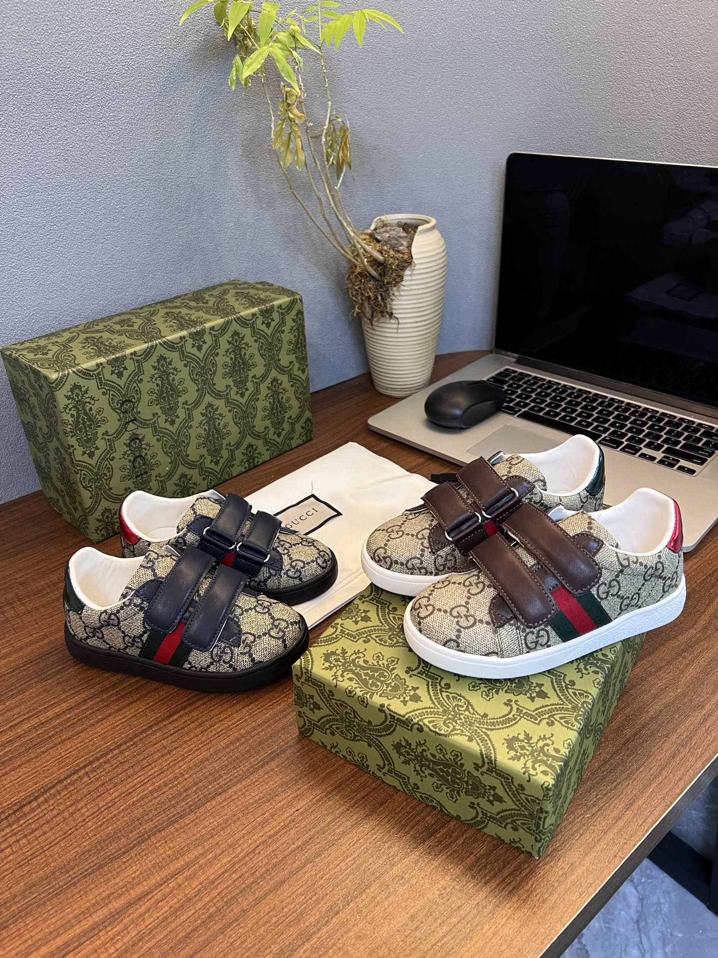 Children's shoes child